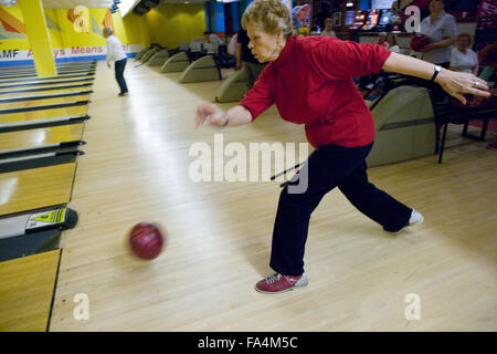 Ältere Frau 10-Pin-Bowling zu spielen, Stockfoto