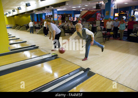 Ältere Frau 10-Pin-Bowling zu spielen, Stockfoto