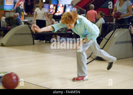 Ältere Frau 10-Pin-Bowling zu spielen, Stockfoto