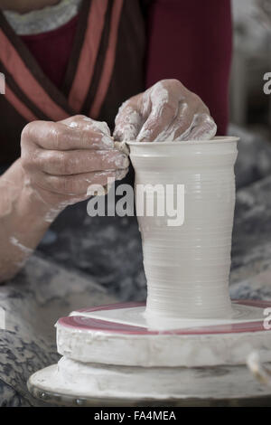 Nahaufnahme von weiblichen Potter Formen Ton in Werkstatt, Bayern, Deutschland Stockfoto