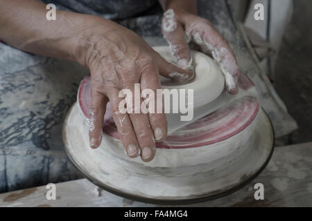 Nahaufnahme von weiblichen Potter Formen Ton in Werkstatt, Bayern, Deutschland Stockfoto