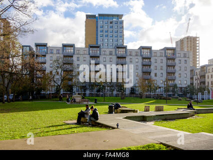 Auf der Whitechapel Straße bei Aldgate sitzen Leute mit Mittagessen in Alta Ali Park. Stockfoto