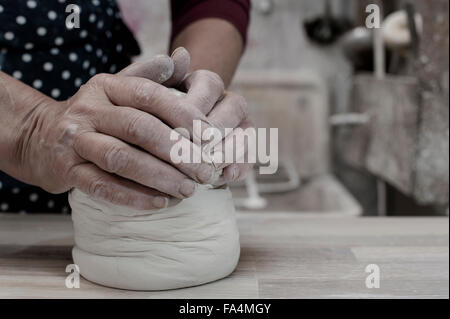 Nahaufnahme von weiblichen Potter kneten Ton auf Werkbank, Bayern, Deutschland Stockfoto