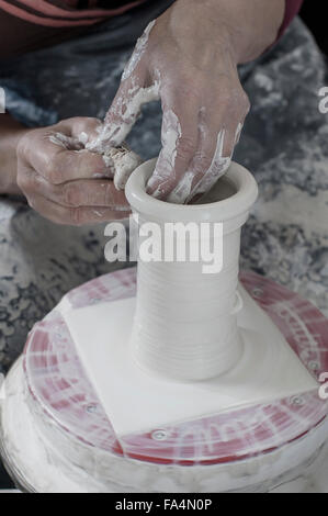 Nahaufnahme von weiblichen Potter Formen Ton mit Reinigungsschwamm in Werkstatt, Bayern, Deutschland Stockfoto