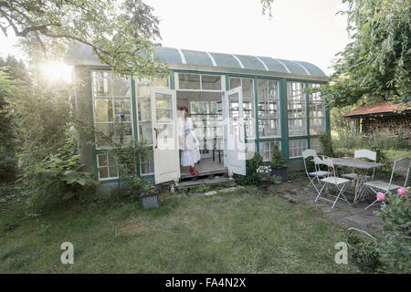 Ältere Frau, die im Gewächshaus, Bayern, Deutschland Stockfoto