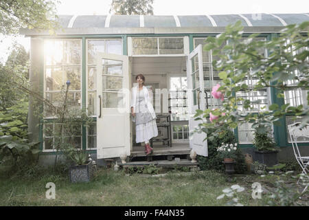 Ältere Frau, die im Gewächshaus, Bayern, Deutschland Stockfoto