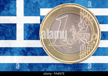 Gemeinsame Seite der ein-Euro-Münze aus Griechenland auf die griechische Flagge als Hintergrund isoliert Stockfoto