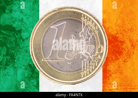 Gemeinsame Seite der ein-Euro-Münze aus Irland auf die nationale irische Flagge als Hintergrund isoliert Stockfoto