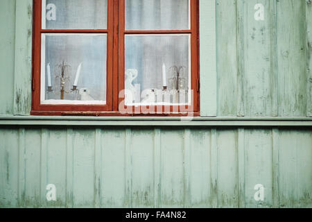 Weihnachtsschmuck und Kerzen im Fenster des traditionellen hölzernen Haus Stockholm Schweden Skandinavien Stockfoto