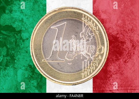 Gemeinsame Seite der ein-Euro-Münze aus Italien auf der italienischen Nationalflagge als Hintergrund isoliert Stockfoto