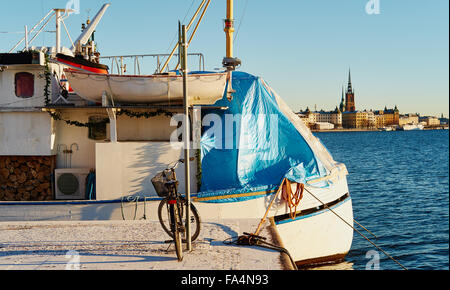 Boot vor Anker auf Kungsholmen Insel Riddarholmen Insel im Hintergrund Stockholm Schweden Stockfoto