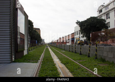 Rio De Janeiro, 17. Dezember 2015: die VLT Transport System Bauarbeiten durch Stadtbahn, Rio De Janeiro ist die Ziellinie im Hafengebiet der Stadt erreichen. Das Transportmittel verbindet wichtige Orte in der Nähe der Innenstadt von Rio. Unter den wichtigsten Übergangsstellen VLT wird "Novo Rio Busbahnhof" auf die "Flughafen Santos Dumont" verbinden und mit anderen Verkehrsmittel wie die u-Bahn, Bus und Bahn Linien integriert werden. © Luiz Souza/Alamy Live-Nachrichten Stockfoto