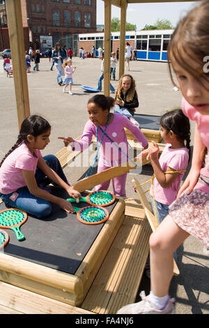 Kinder spielen am Klettergerüst im Schulhof, Stockfoto