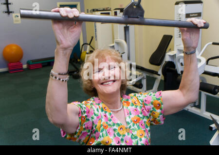 Frauen mit Lat Pull-down-Ausrüstung in einem YMCA Fitnessstudio, Stockfoto