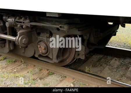 Lok Zug Räder auf glänzenden Gleise. Stockfoto