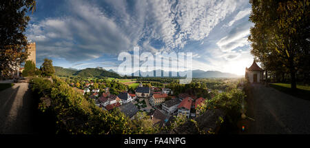 Erhöhte Ansicht des Dorfes bei Sonnenaufgang, Neubeuern, Bayern, Deutschland Stockfoto