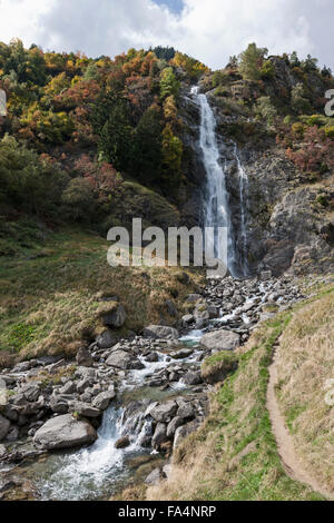 Niedrigen Winkel Ansicht der Wasserfall von Partschins, Meran, Südtirol, Italien Stockfoto