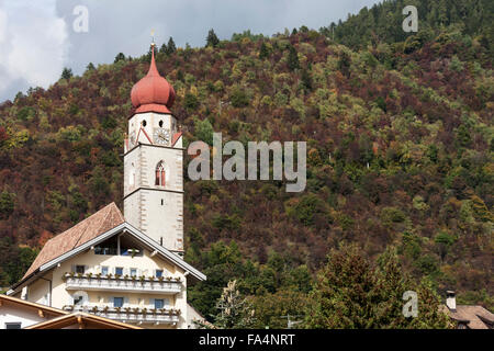 St. Valentin Kirche mit Berg im Hintergrund, Meran, Südtirol, Italien Stockfoto