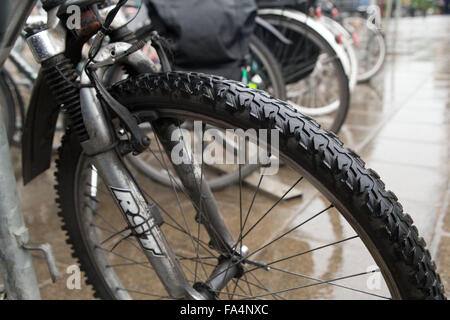 Fahrrad in der Straße geparkt, Stockfoto