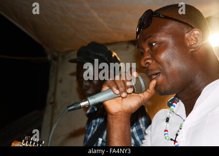 Gambian Musiker singen in Kololi, Gambia. Stockfoto