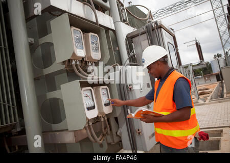 Elektro-Ingenieur hält Ausrüstung bei Mtoni Service Station in Sansibar, Tansania, Ostafrika. Stockfoto