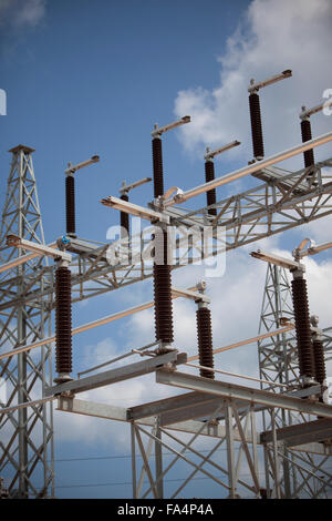 Elektrische Infrastruktur bei Mtoni Service Station in Sansibar, Tansania, Ostafrika. Stockfoto