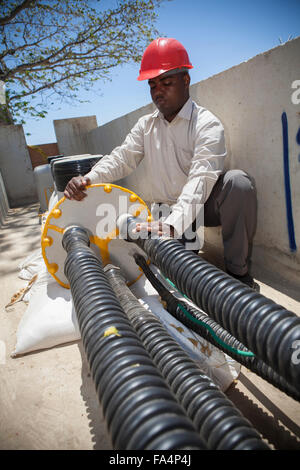 Unter Meer Netzkabel am Ufer von Sansibar aus Festland, Tansania, Ostafrika. Stockfoto