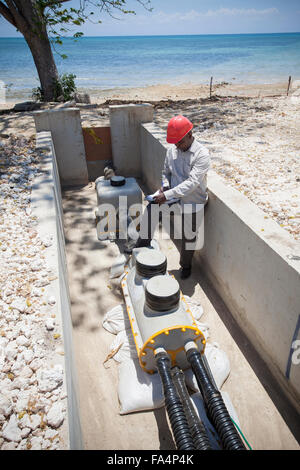 Unter Meer Netzkabel am Ufer von Sansibar aus Festland, Tansania, Ostafrika. Stockfoto