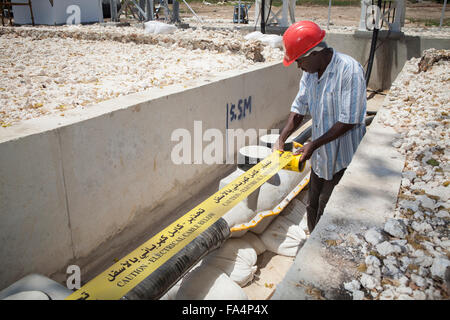 Unter Meer Netzkabel am Ufer von Sansibar aus Festland, Tansania, Ostafrika. Stockfoto