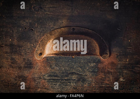 Hölzerne Schubladen mit Metallgriff schließen sich alte rustikale Aufbewahrungsmöbel Stockfoto