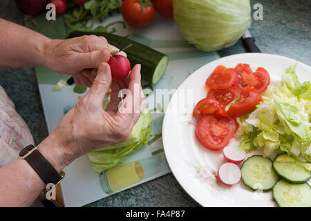 Bereiten einen Salat, Stockfoto