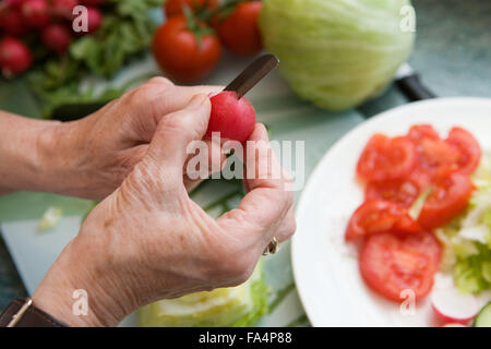 Bereiten einen Salat, Stockfoto