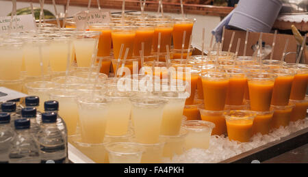 Ein Blick auf die frischen Fruchtsäfte zum Verkauf an einem Stall in Borough Market, Southwark, London Stockfoto