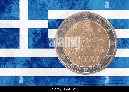 Zwei Euro Münze aus Griechenland auf die griechische Flagge als Hintergrund isoliert Stockfoto