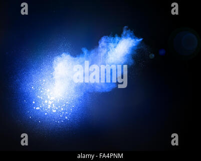 Platzen des weißen Pulvers isoliert auf schwarz Stockfoto
