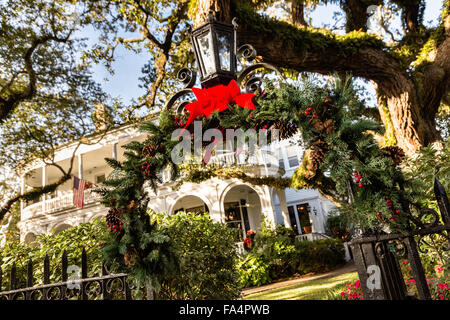 Das historische Meeting Street Inn dekoriert mit einem Adventskranz für die Ferienzeit im Batterie-Bereich von Charleston, SC. Stockfoto