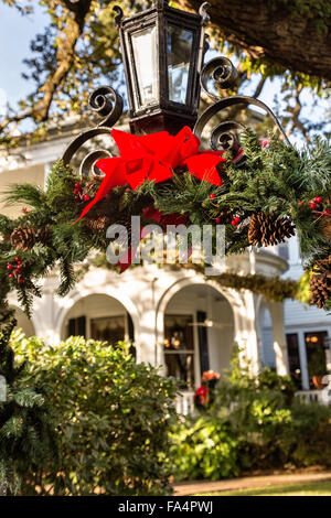 Das historische Meeting Street Inn dekoriert mit einem Adventskranz für die Ferienzeit im Batterie-Bereich von Charleston, SC. Stockfoto