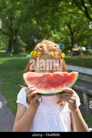 Porträt eines Mädchens genießen Scheibe Wassermelone bei Picknick, München, Bayern, Deutschland Stockfoto
