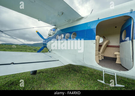 Außenseite des kleinen Retro-Passagierflugzeug. Stockfoto
