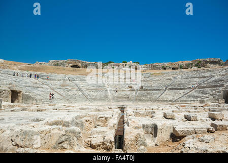 Griechische Theater Syrakus Sizilien, mit Blick auf das Auditorium (CAVEA) der antiken griechischen Theater im Archäologischen Park (Parco Archeologico) Sizilien. Stockfoto