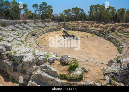 Das römische Amphitheater, Aussicht im Sommer von den Ruinen einer römischen Amphitheater (Anfiteatro Romano) im Archäologischen Park in Syrakus, Sizilien. Stockfoto