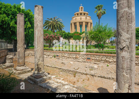 Römische Ruinen Sizilien, mit Blick auf die Moderne Pantheon Gebäude in Syrakus mit Resten des antiken Römischen Säulen in den Vordergrund. Stockfoto