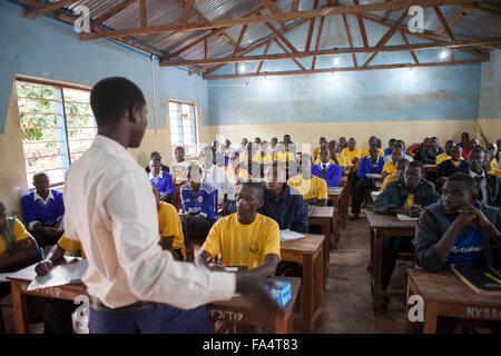 Schüler besuchen die Schule in einem Klassenzimmer, beleuchtet von Solarstrom in Nyarubanda Dorf, Kigoma Region, Westen Tansanias. Stockfoto