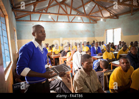 Schüler besuchen die Schule in einem Klassenzimmer, beleuchtet von Solarstrom in Nyarubanda Dorf, Kigoma Region, Westen Tansanias. Stockfoto