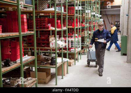 Ware-Depot in einer Fabrik für landwirtschaftliche Maschinen. Stockfoto