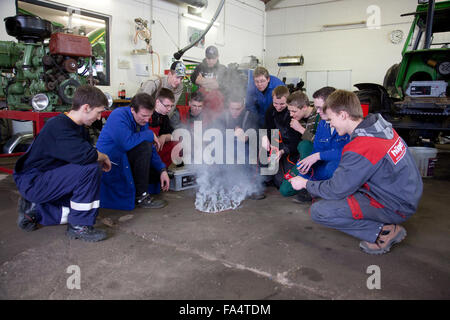 Meister zeigt die Gefahren eines Kurzschlusses für seine Schüler in der Berufsschule. Stockfoto