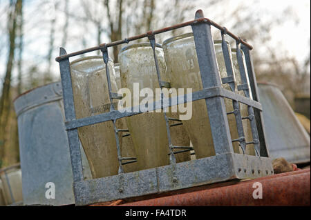 Milchflaschen in Kiste Stockfoto