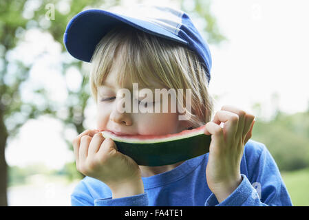 Junge genießen Scheibe Wassermelone bei Picknick, München, Bayern, Deutschland Stockfoto