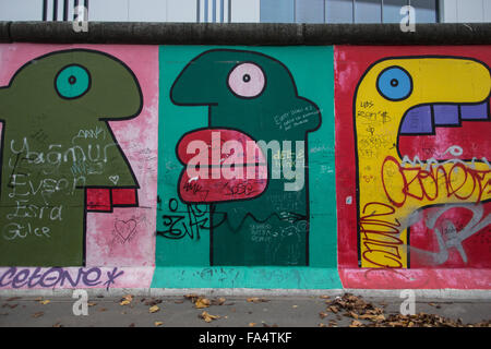 Thierry Noir Köpfe auf der Berliner Mauer an der East Side Gallery Stockfoto