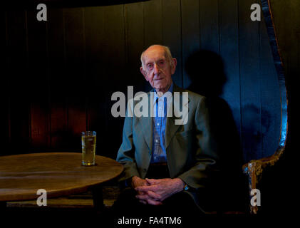 Ältere Mann sitzt in Fleece Inn, Bretforton, in der Nähe von Evesham, Worcestershire, England UK Stockfoto